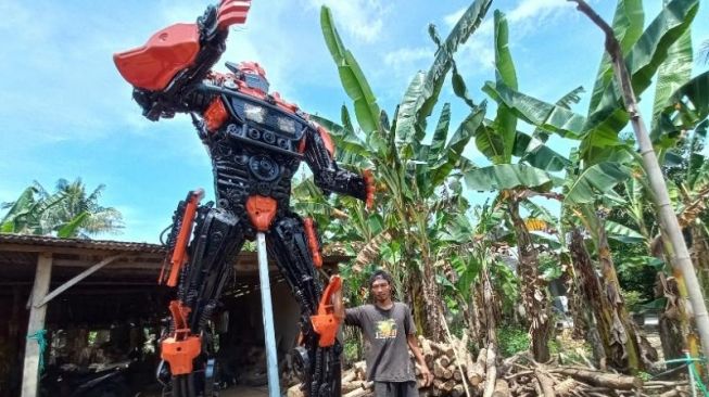 Cerita Pria Lulusan SD di Bantul Pembuat Robot Raksasa, China dan Eropa Kepincut Karyanya