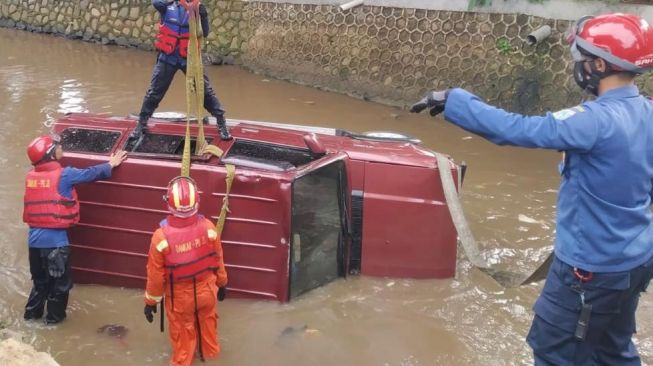 Mobil Kijang Merah Nyemplung di Kali Jagakarsa, Diduga Sopir Nyetir saat Kantuk Berat