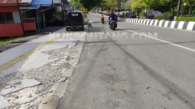Trotoar Rusak Akibat Antrean Truk di SPBU Tanjung Laut, PUPRK Bontang: Itu Jalan Nasional