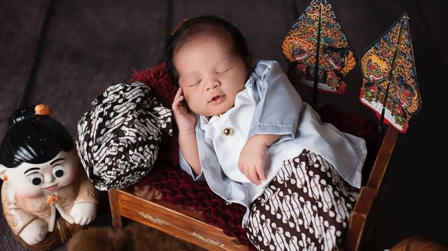Potret newborn bayi artis pakai baju adat. [Instagram/ariefmuh]