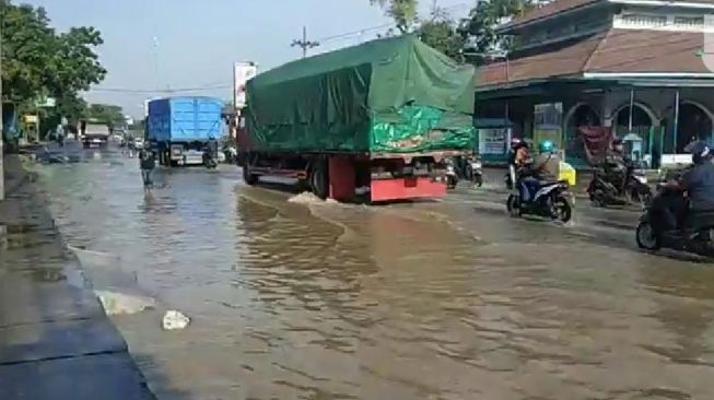 Curah Hujan Tinggi, 4 Sungai di Pasuruan Meluap Sebabkan Jalan Pantura Macet Parah