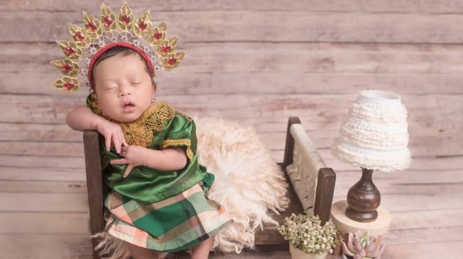 Potret newborn bayi artis pakai baju adat. [Instagram/ninazatulini22]