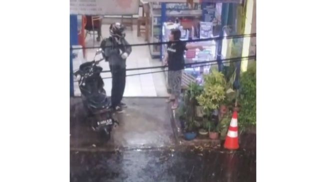 Numpang Parkir Saat Berteduh Malah Diusir Pemilik Toko, Publik Dibuat Kesal