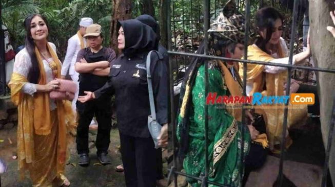 Paramitha Rusady Datangi Situs Astana Gede Kawali Ciamis, Ada Apa?