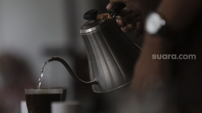 Anak berkebutuhan khusus (ABK) mengikuti pelatihan membuat kopi di The Home, Cilandak, Jakarta, Selasa (11/1/2022). [Suara.com/Angga Budhiyanto]