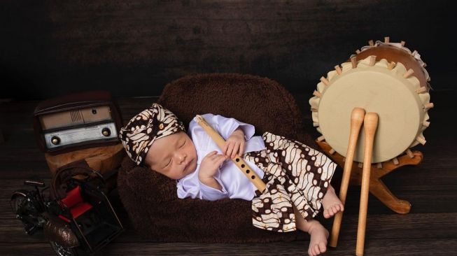 Potret newborn bayi artis pakai baju adat. [Instagram/nathalieholscher]