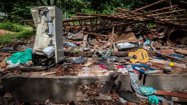 Kondisi rumah korban yang hancur akibat bom ikan di Kampung Cisaat, Pandeglang, Banten, Selasa (11/1/2022).  ANTARA FOTO/Muhammad Bagus Khoirunas

