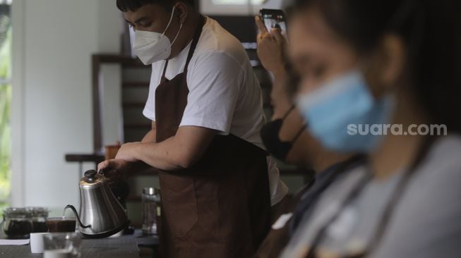 Anak berkebutuhan khusus (ABK) mengikuti pelatihan membuat kopi di The Home, Cilandak, Jakarta, Selasa (11/1/2022). [Suara.com/Angga Budhiyanto]