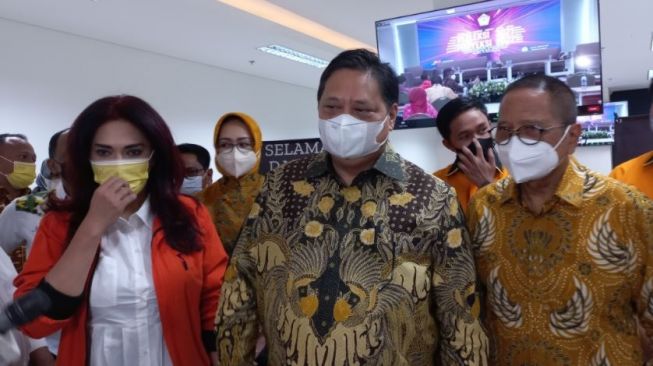 Ketum Partai Golkar Airlangga Hartarto ditemui di Kantor DPP Partai Golkar, Jakarta Barat pada Selasa (12/1/2022). [Suara.com/Bagaskara]