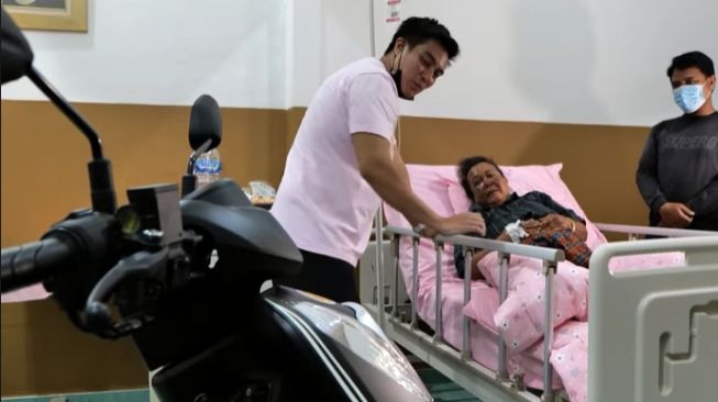 Baim Wong memberikan sebuah motor Honda Genio untuk ibu korban begal di Medan (Youtube)