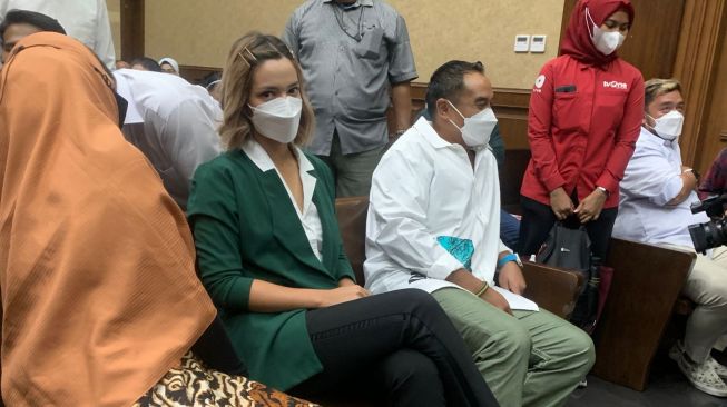 Nia Ramadhani dan Ardi Bakrie jelang sidang putusan [Suara.com/Evi Ariska]