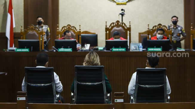 Aktris Nia Ramadhani (tengah) saat menjalani sidang putusan kasus narkoba di Pengadilan Negeri Jakarta Pusat, Selasa (11/1/2021). [Suara.com/Alfian Winanto]