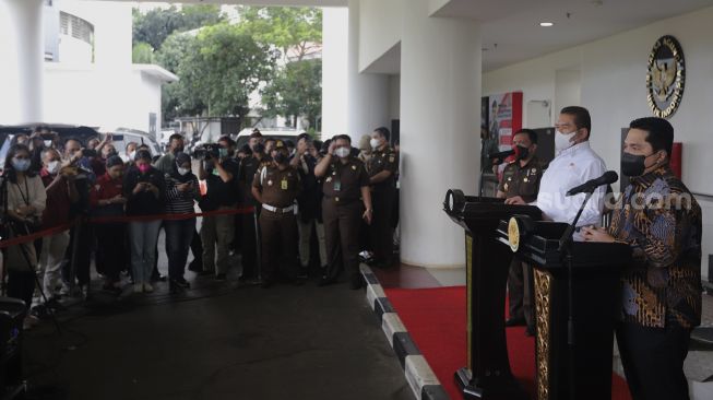 Menteri BUMN Erick Thohir (kanan) bersama Jaksa Agung ST Burhanuddin (kedua kiri) memberikan keterangan pers di Gedung Menara Kartika Adhyaksa, Komplek Perkantoran Kejaksaan Agung, Jakarta, Selasa (11/1/2022). [Suara.com/Angga Budhiyanto]