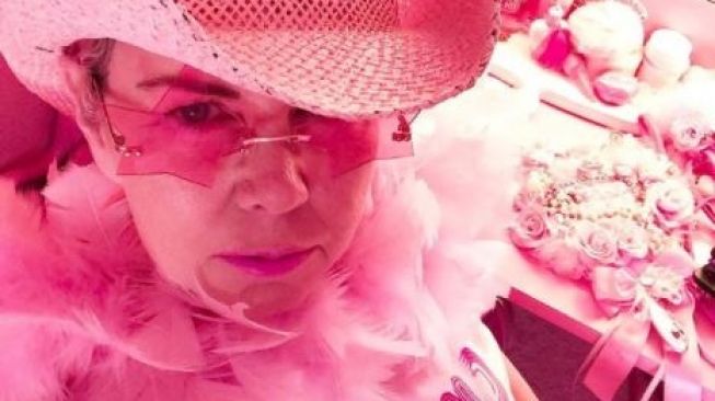 Pertama dalam Sejarah, Kisah Wanita Menikah dengan Warna Pink setelah 40 Tahun Kencan
