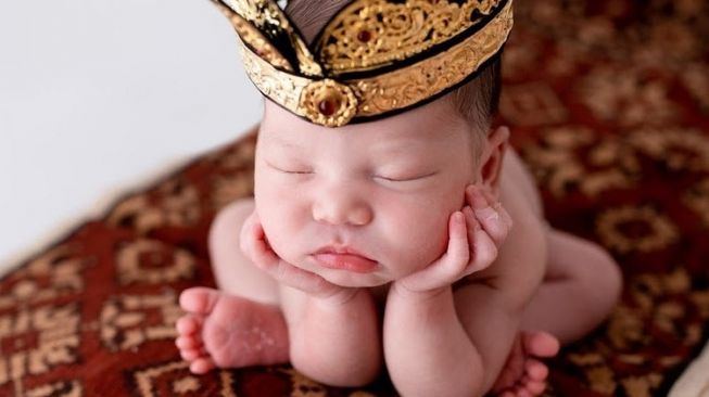 Potret newborn bayi artis pakai baju adat. [Instagram/jenniferbachdim]