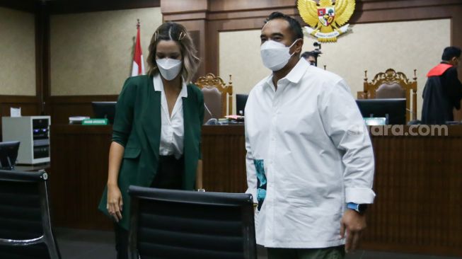 Aktris Nia Ramadhani dan suaminya, Ardi Bakrie usai menjalani sidang putusan kasus narkoba di Pengadilan Negeri Jakarta Pusat, Selasa (11/1/2021). [Suara.com/Alfian Winanto]