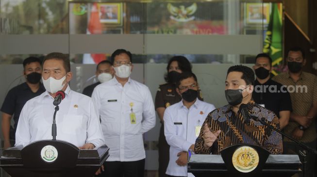 Menteri BUMN Erick Thohir (kanan) bersama Jaksa Agung ST Burhanuddin (kiri) memberikan keterangan pers di Gedung Menara Kartika Adhyaksa, Komplek Perkantoran Kejaksaan Agung, Jakarta, Selasa (11/1/2022). [Suara.com/Angga Budhiyanto]