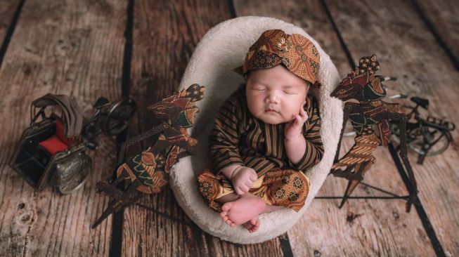 Potret newborn bayi artis pakai baju adat. [Instagram/vickyshu]