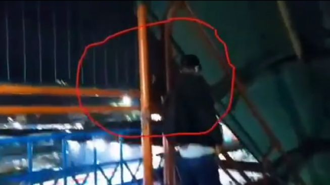Video Pria Diduga Copet di JPO Stasiun Bogor Terekam Kamera, Netizen Ikut Resah