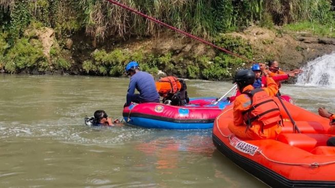 Korban Hanyut di Sungai Ciapus Saat Mancing Rizki Ramadhan Belum Juga Ditemukan