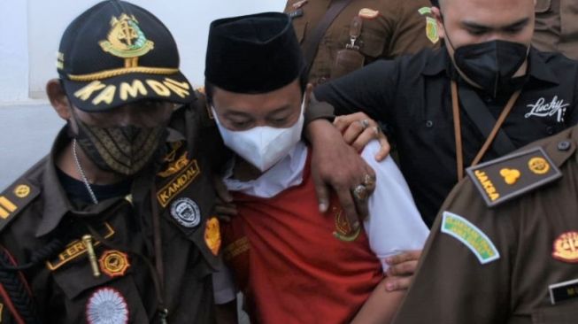 Terdakwa kasus pemerkosaan terhadap santriwati, Herry Wirawan digiring ke mobil tahanan di Pengadilan Negeri Bandung, Jawa Barat, Selasa (11/1/2022). [ANTARA/HO-Kejati Jawa Barat]