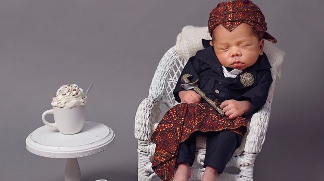 Potret newborn bayi artis pakai baju adat. [Instagram/rittarrajagukguk]