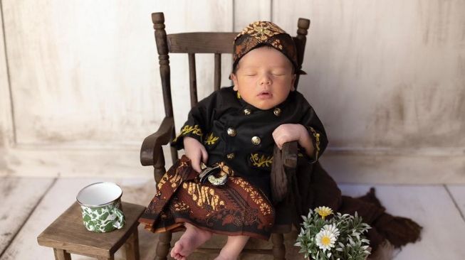 Potret newborn bayi artis pakai baju adat. [Instagram/andhiiikapratama]