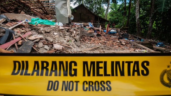 Warga melihat kondisi rumah yang hancur akibat bom ikan di Kampung Cisaat, Pandeglang, Banten, Selasa (11/1/2022).  ANTARA FOTO/Muhammad Bagus Khoirunas