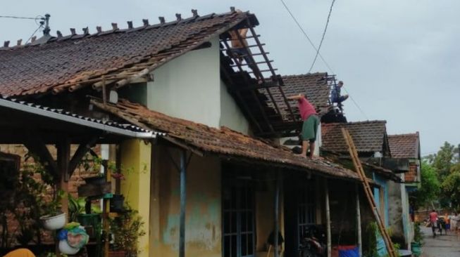 Angin Kencang Terjang Sejumlah Desa di Kudus, Atap Bangunan hingga Sekolah Rusak