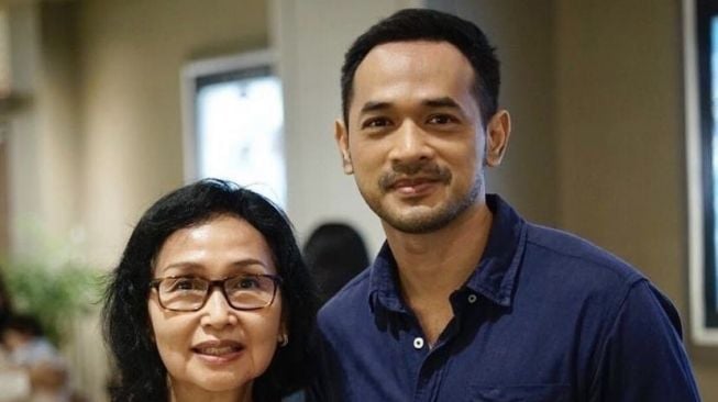 Oka Antara bersama sang ibu. [Dok.Hops.id]