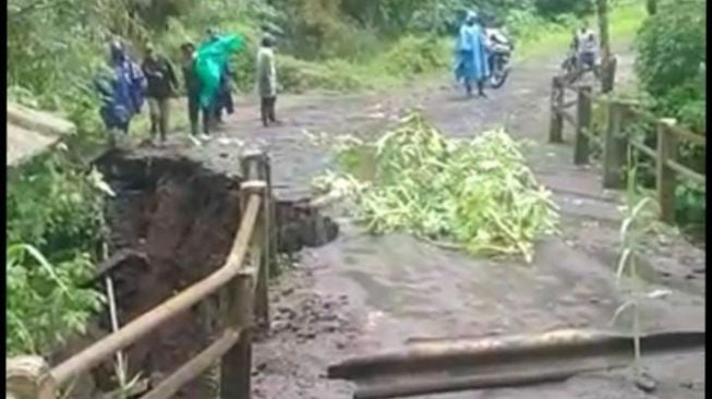 Jembatan Tosari Pasuruan Nyaris Terputus Diterjang Tanah Longsor