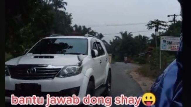 Nyinyiri Spion Fortuner di Belakangnya, Perempuan Pemotor Malah Dibikin Malu Warganet