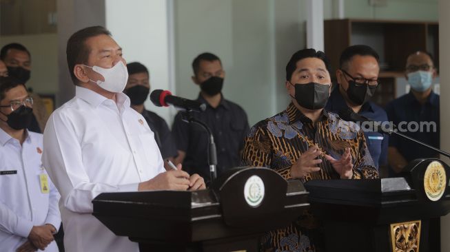 Menteri BUMN Erick Thohir (ketiga kanan) bersama Jaksa Agung ST Burhanuddin (kedua kiri) memberikan keterangan pers di Gedung Menara Kartika Adhyaksa, Komplek Perkantoran Kejaksaan Agung, Jakarta, Selasa (11/1/2022). [Suara.com/Angga Budhiyanto]