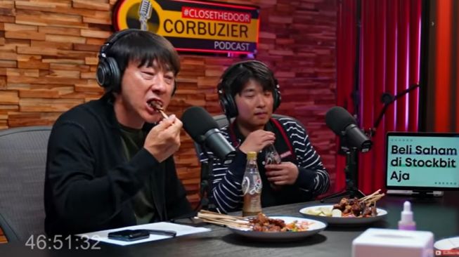 Shin Tae-yong makan sate kambing di podcast Deddy Corbuzier. (YouTube/Deddy Corbuzier)