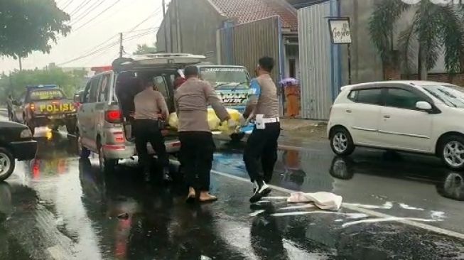 Hujan-hujan Guru Ngebut di Jalanan Mojokerto, Jatuh Tertabrak Mobil