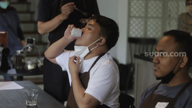 Anak berkebutuhan khusus (ABK) mengikuti pelatihan membuat kopi di The Home, Cilandak, Jakarta, Selasa (11/1/2022). [Suara.com/Angga Budhiyanto]