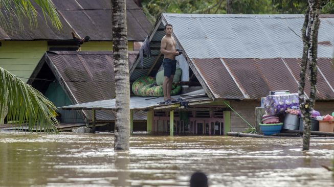 Ribuan rumah terendam banjir di Desa Pengaron, Kabupaten Banjar, Kalimantan Selatan, Rabu (12/1/2022).  ANTARA FOTO/Bayu Pratama