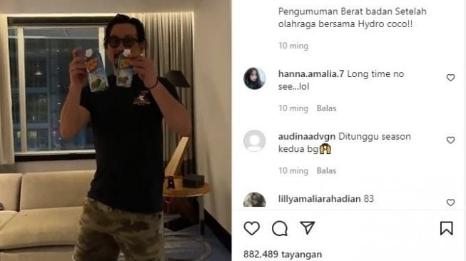 Gaya Denny Sumargo saat menjalani karantina di sebuah hotel. [Instagram]