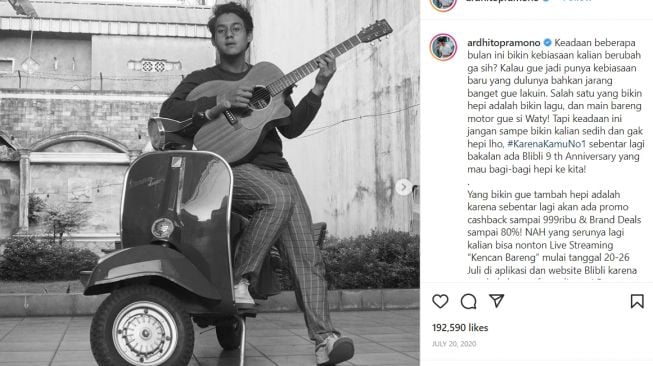 Ardhito Pramono tampil keren di atas Vespa klasik (Instagram)