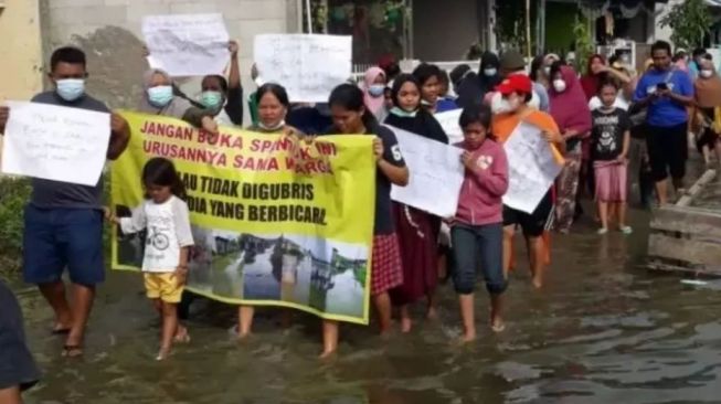 Banjir Tak Ditangani, Warga Sukatani Bekasi Demo di Tengah Genangan Air