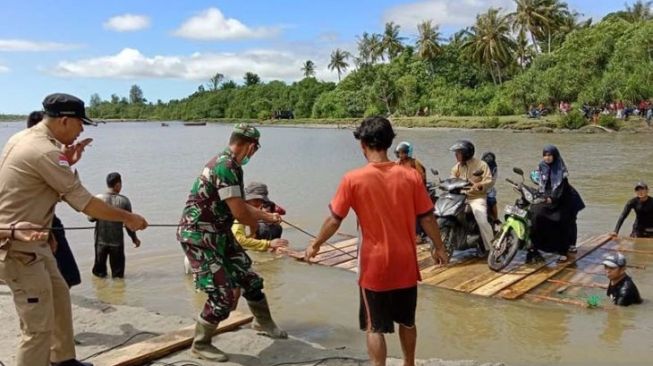 Jembatan di Simeulue Ambruk Dihantam Banjir, BPBD Siapkan Perahu Karet