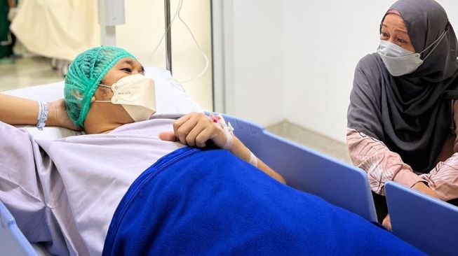 Hanung Bramantyo didampingi sang ibu, tengah bersiap-siap untuk menjalani operasi saraf kejepit. [Instagram]