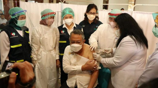 Disuntik Vaksin Booster, Wali Kota Tangerang Selatan Benyamin Davnie: Semoga Tidak Ada KIPI