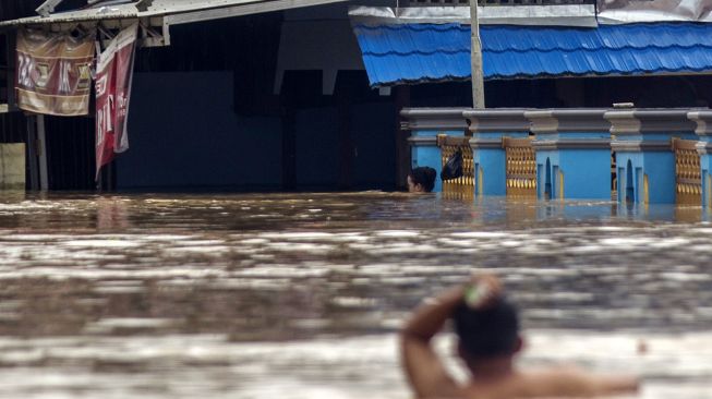 Ribuan rumah terendam banjir di Desa Pengaron, Kabupaten Banjar, Kalimantan Selatan, Rabu (12/1/2022).  ANTARA FOTO/Bayu Pratama