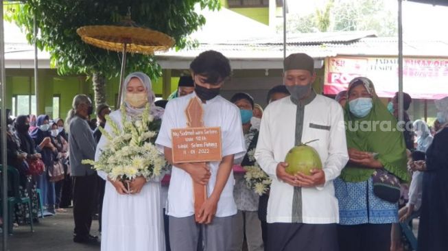 Prosesi pemberangkatan jenazah Mbah Carik dari rumah duka, Rabu (12/1/2022) - (SuaraJogja.id/Muhammad Ilham Baktora)