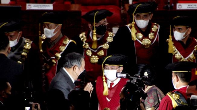 Mantan Presiden Indonesia ke-6 Susilo Bambang Yudhoyono (kanan) berbincang dengan Menteri Pertahanan Prabowo Subianto (kiri) saat prosesi Pengukuhan Guru Besar Mantan Menteri Kesehatan Prof. Dr. dr. Terawan Agus Putranto, Sp.Rad (K) di Aula Merah Putih, Universitas Pertahanan, Sentul, Kabupaten Bogor, Jawa Barat, Rabu (12/1/2022). ANTARA FOTO/Yulius Satria Wijaya
