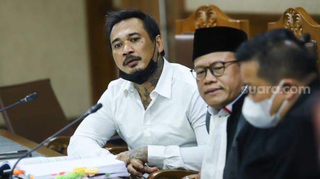 Musisi I Gede Ari Astina atau Jerinx SID saat menjalani sidang kasus pengancaman di Pengadilan Negeri Jakarta Pusat, Rabu (12/1/2022). [Suara.com/Alfian Winanto]