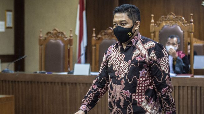 Terdakwa kasus dugaan suap terkait pengurusan atau penanganan sejumlah kasus di KPK Stepanus Robin Pattuju berjalan saat menjalani sidang dengan agenda pembacaan putusan oleh majelis hakim di Pengadilan Tindak Pidana Korupsi (Tipikor), Jakarta, Rabu (12/1/2022). ANTARA FOTO/Muhammad Adimaja
