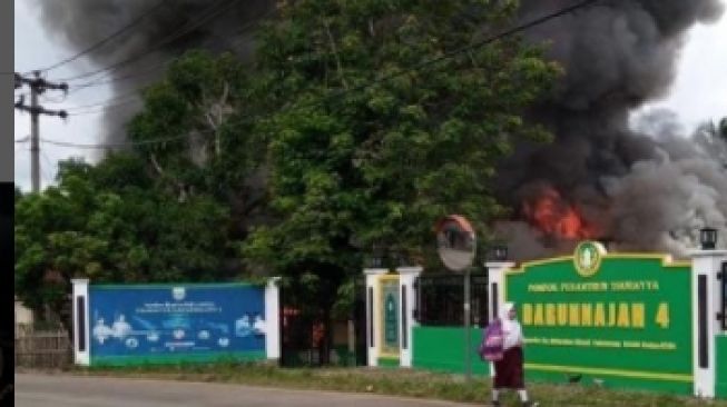 Tangkapan layar kebakaran ponpes Darunnajah di Padarincang, Serang, Rabu (1/1/2022). [Instagram @infoserang]
