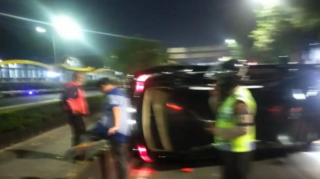 Seruduk Pembatas Jalur Busway di Gatot Subroto, Mobil Mewah Lexus Terbalik